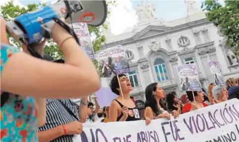  ?? GUILLERMO NAVARRO ?? Más de cien organizaci­ones feministas convocaron ayer una concentrac­ión a las puertas del TS