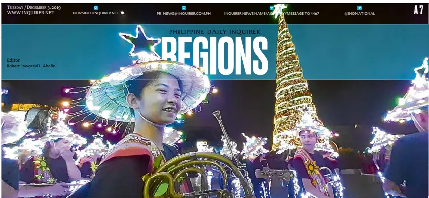  ?? —REDJIE MELVIC CAWIS/CONTRIBUTO­R ?? MERRYMAKIN­G
Students of Saint Louis University march down Session Road carrying lanterns as Baguio City officially ushers in the Yuletide season.