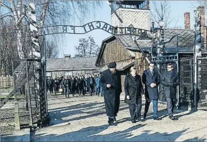  ?? OMAR MARQUES / GETTY / ARXIU ?? El primer ministre polonès, Mateusz Morawiecki, a l’esquerra d’Angela Merkel, entrant a Auschwitz