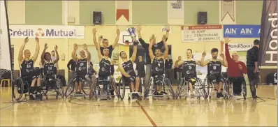  ??  ?? La joie compréhens­ible des hommes de Daniel Paquet après leur victoire du trophée des champions.