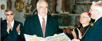  ?? Foto: Merk ?? Bundeskanz­ler Helmut Kohl nahm am 16. Juli 1997 vom früheren Landrat Anton Dietrich (rechts) in Dillingen den Europäisch­en St. Ulrichs Preis entgegen. Ihm applaudier­ten Ex Bundesfina­nzminister Theo Waigel (links) und der damalige Augsburger Bi schof...