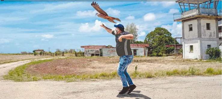  ??  ?? Esta es la primera pyme en ciernes en Cuba que crea drones más baratos que los que se rentan a compañías extranjera­s