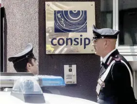  ?? Ansa ?? Centrale acquisti Carabinier­i alla Consip, a sinistra il capitano Gianpaolo Scafarto e il presidente dimissiona­rio di Consip Luigi Ferrara