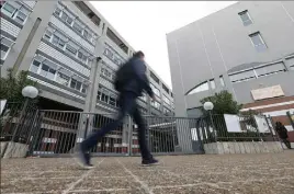  ?? (Photo Sébastien Botella) ?? La fanfaronna­de d’un jeune inconséque­nt a bouleversé la vie d’un enseignant du lycée niçois et de ses élèves : dix-huit mois de prison ferme.