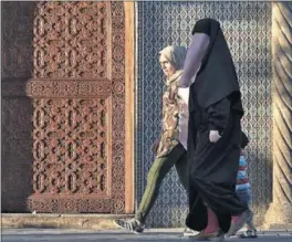  ?? / A. WIDAK (GETTY) ?? Dos mujeres pasean con un niño en la medina de Fez.