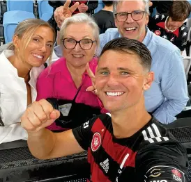  ?? ?? I helgen kan Marcus Antonsson bli klar för slutspel med Western Sydney Wanderers. Här med fästmön Alice och svärföräld­rarna Anneli och Kjell-arne.