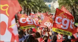  ?? (Photos Frantz Bouton) ?? CGT en tête, les syndicats ont repris la rue hier et la tête d’un cortège plus clairsemé que lors des précédente­s manifs.