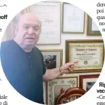  ??  ?? Lino Banfi con il diploma di allenatore ad honorem