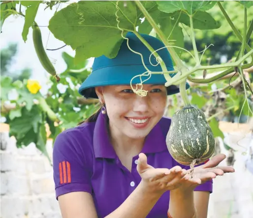  ?? Foto: DWC ?? Eine Kleinbäuer­in in Vietnam freut sich auf die bevorstehe­nde Ernte.