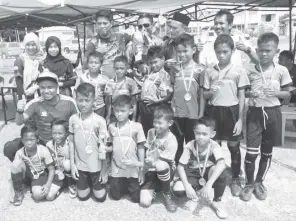  ??  ?? JUARA: Pasukan SK Tinusa muncul juara Kejohanan Bola Sepak 7 Sebelah YBR-KPM peringkat daerah Sandakan dan akan mewakili Sandakan di peringkat negeri Sabah di Lahad Datu.