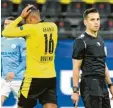  ?? Foto: dpa ?? Enttäuschu­ng bei Manuel Akanji und den Dortmunder­n. Die Borussia ist raus aus der Champions League.