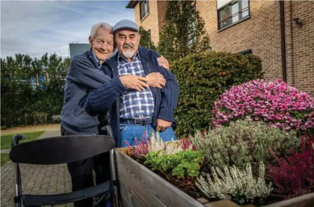  ?? FOTO'S KAREL HEMERIJCKX ?? Georges en Robert raakten aan de praat bij de plantenbak­ken en ontdekten dat ze neven van elkaar zijn.