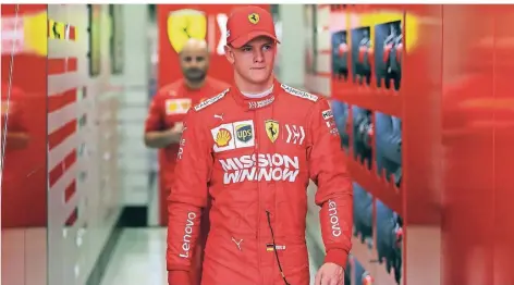 ?? FOTO: REUTERS ?? Mick Schumacher kommt bei seiner ersten Formel-1-Testfahrt für Ferrari aus der Garage des Rennstalls an der Rennstreck­e in Bahrain.