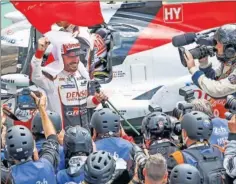  ??  ?? FUTURO. Fernando Alonso celebra el Mundial y las 24 Horas.