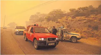  ?? FOTO: DPA ?? Apokalypti­sche Szenen: Rauch färbt den Himmel über dem griechisch­en Kineta orange. Nahe des Ferienorts westlich von Athen geriet ein Waldbrand außer Kontrolle und kostete Dutzende Menschen das Leben.