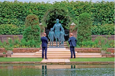  ?? EFE ?? Los príncipes Guillermo y Enrique desvelan una estatua cerca del palacio de Kensington en honor a su madre, Diana de Gales, que ayer habría cumplido 60 años.
