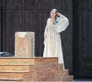  ?? MICHAEL COOPER ?? Sondra Radvanovsk­y as Anne Boleyn in the Canadian Opera Company’s production of
Anna Bolena, is extraordin­ary, John Teruads writes.