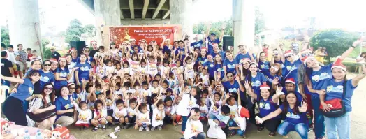  ?? (CONTRIBUTE­D FOTO) ?? CHRISTMAS FOR KIDS. Veco Kaibigans and school children of Tayud Elementary School pose during the celebratio­n of Pasko sa Kabataan 2016.