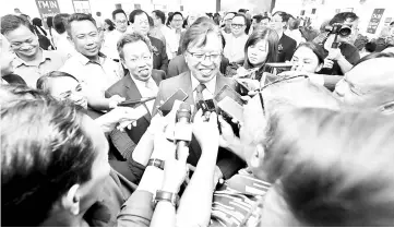  ??  ?? Abang Johari (right) and Dr Sim interviewe­d by reporters.