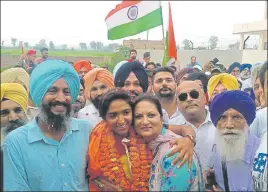  ?? HT PHOTO ?? Family members and local residents welcome Indian cricketer Harmanpree­t Kaur on her arrival in Moga. The administra­tion held a 7km road show passing through Moga city in her honour.