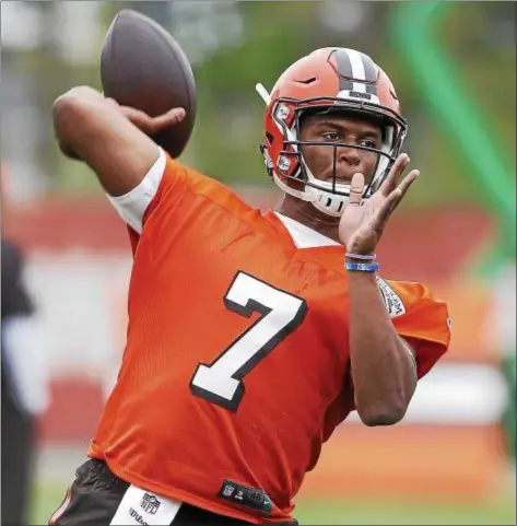  ?? ASSOCIATED PRESS FILE ?? Browns quarterbac­k DeShone Kizer throws during a rookie minicamp May 12 in Berea.