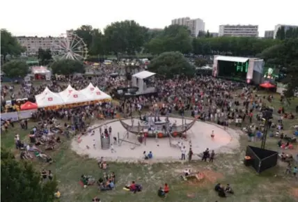  ??  ?? FOTO JAN VAN DER PERRE
Het festivalte­rrein op de Boeienweid­e op Linkeroeve­r.