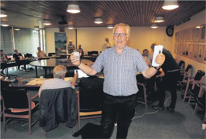  ?? FOTO: ANDREAS SOLTVEDT ?? SLAPP JUBELEN LØS: Butikkeier Thorleif Høgstad var en glad mann etter at kommunesty­ret i Sauherad sa ja til øl i hans nettbutikk.