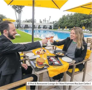  ?? RICARD FADRIQUE ?? El Pool &amp; Restaurant Lounge de l’Hotel Fairmont Rey Juan Carlos I.