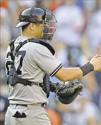  ??  ?? Austin Romine (l.) fills in for suspended catcher Gary Sanchez (inset) in Yanks’ win