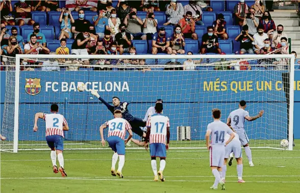  ?? QUIQUE GARCIA / EFE ?? El Barça ja ha disputat dos partits amb públic a l’estadi Johan Cruyff, els amistosos contra el Girona i el Nàstic