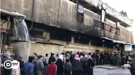  ??  ?? Schlangest­ehen für Lebensmitt­el: Szene aus Aleppo im Februar 2021