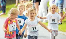  ??  ?? Auf geht’s: Das Foto zeigt die Kinder beim Welfen-Bambini-Lauf am Sonntag.