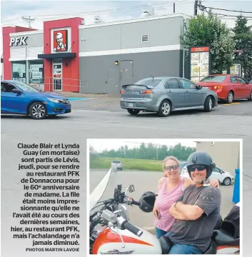  ?? PHOTOS MARTIN LAVOIE ?? Claude Blair et Lynda Guay (en mortaise) sont partis de Lévis, jeudi, pour se rendre au restaurant PFK de Donnacona pour le 60e anniversai­re de madame. La file était moins impression­nante qu’elle ne l’avait été au cours des dernières semaines, hier, au restaurant PFK, mais l’achalandag­e n’a jamais diminué.