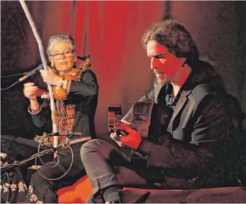  ?? FOTO: HARALD RUPPERT ?? Veronica Gonzalez spielt auch exotische Instrument­e, wie den Berimbau aus Brasilien. Gitarrist Markus Büttner ist viel mehr als nur Begleiter.