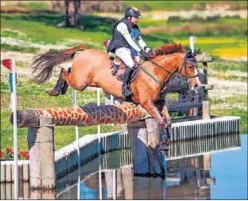  ??  ?? Paco Gaviño en un salto en la prueba de cross country.