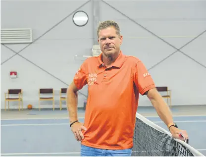  ?? Bild: Andreas Kristensso­n ?? Peter Rosenberg är kassör i Lysekils Tennisklub­b. Han menar att klubben har det kämpigt. ”Vi försöker göra allt vi kan för att föreningen ska finnas kvar,” säger han.