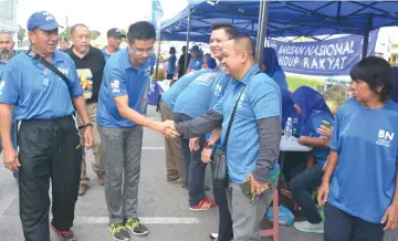  ??  ?? Kee Yew (second left) greets BN supporters upon arrival at the leader-meet-the-people session.