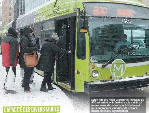  ?? PHOTO DIDIER DEBUSSCHÈR­E ?? Selon le maire Régis Labeaume, le réseau du RTC est arrivé à « la fin d’un cycle » et il faut passer au mode de transport structuran­t pour augmenter le nombre de déplacemen­ts et réduire la congestion.