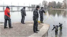  ?? FOTO: CHRISTIAN FLEMMING ?? Die Tauchgrupp­e der Polizei sucht im Kleinen See nach einer Schusswaff­e, die bei einem Raubüberfa­ll eingesetzt worden war.