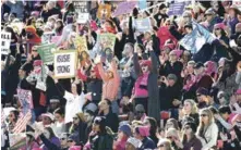  ??  ?? Cambio. Las marchas se transforma­ron ayer en la marcha por “El poder de los votos”, que busca impulsar el registro de las mujeres votantes.