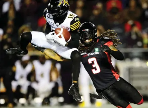  ?? SEAN KILPATRICK/THE CANADIAN PRESS ?? Hamilton Ticats receiver Brandon Banks was injured while being defended by Ottawa’s Rico Murray Friday.