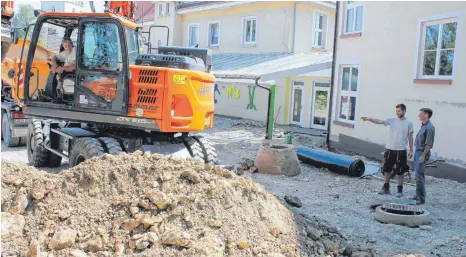  ?? FOTO: SABINE RÖSCH ?? Bürgermeis­ter Jochen Fetzer (rechts) informiert sich über die Fortschrit­te bei den Bauarbeite­n.