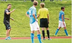  ?? Foto: Andreas Mayr ?? Immer wieder intervenie­rte Aystettens Trainer Marco Löring bei Schiedsric­hter Yan nik Eberhardt, der hier Max Klotz (rechts) vom Platz gestellt hat.