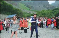  ?? HU TINGTING / FOR CHINA DAILY ?? Foreigners and Chinese locals celebrate the 2015 Changbai Mountain Forest Music Festival.