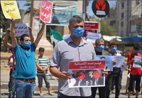  ??  ?? مظاهرة في إدلب ضد فيتو روسيا والصين في مجلس الأمن يمنع المساعدات للسوريين