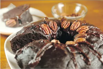  ?? JULIE OLIVER/OTTAWA CITIZEN ?? Sheila Kealey makes her Runner's Rich Chocolate Cake with special ingredient­s to make it super healthy.