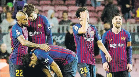  ?? FOTO: EFE ?? Piqué, Vidal, Luis Suárez, Aleñá y Messi, agotados tras el partido El Barça buscó el 4-4 hasta el último segundo, pero el Betis se acabó llevando los tres puntos del Camp Nou