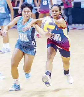  ?? The Philippine­s’ Hannah Fonacier draws two Singaporea­n defenders in Abielle Yeo (7) and Angeline Teo (9). ?? JUN MENDOZA