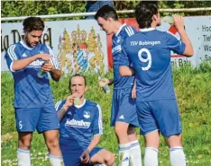  ?? Foto: Reinhold Radloff ?? Ungewöhnli­ch heiß war es am Samstag beim Spiel des TSV Bobingen gegen den TSV Neusäß. Erstmals in diesem Jahr ordnete der Schiedsric­hter Trinkpause­n an.