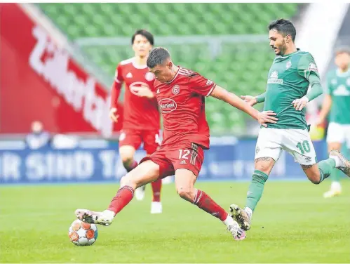  ?? FOTO: CARMEN JASPERSEN/DPA ?? Kristoffer Peterson (links) setzt sich gegen Werder-Spieler Leonardo Bittencour­t durch.